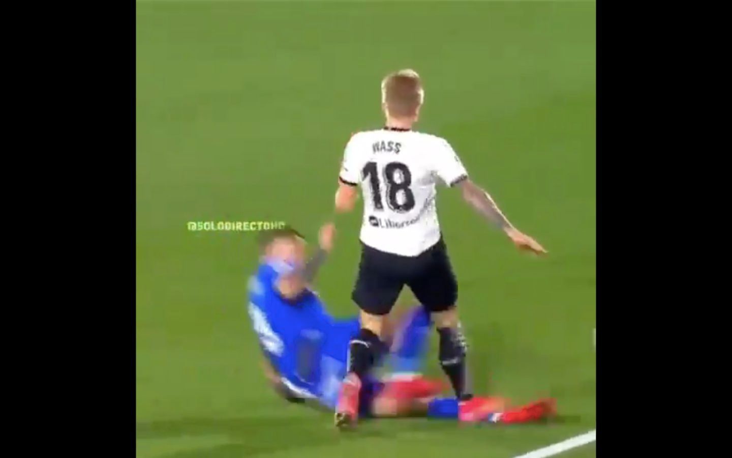  Entrada de Cabaco sobre Wass en el Getafe-Valencia.