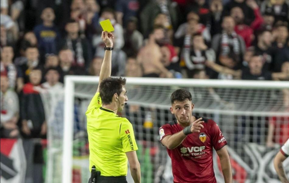 Hugo Duro ve amarilla ante el Rayo