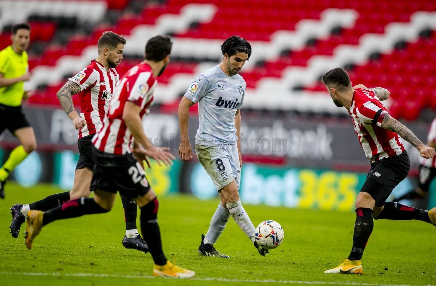  Carlos Soler ante el Athletic