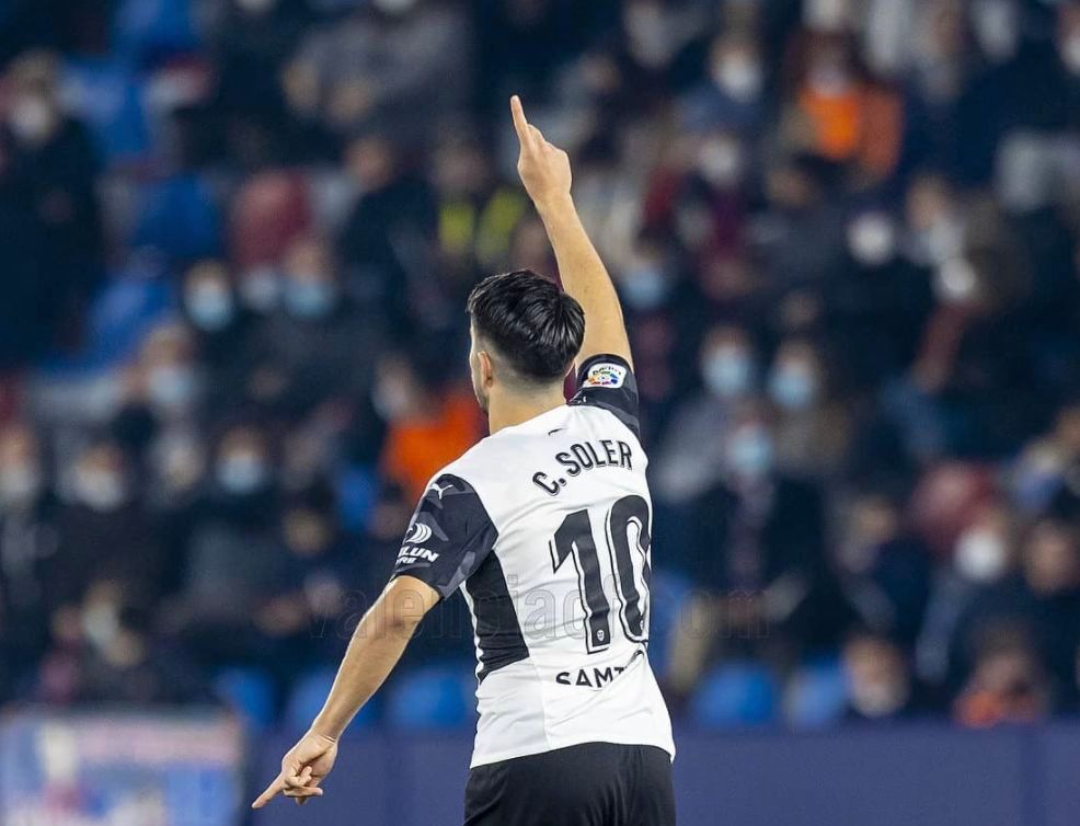  Carlos Soler ante el Levante