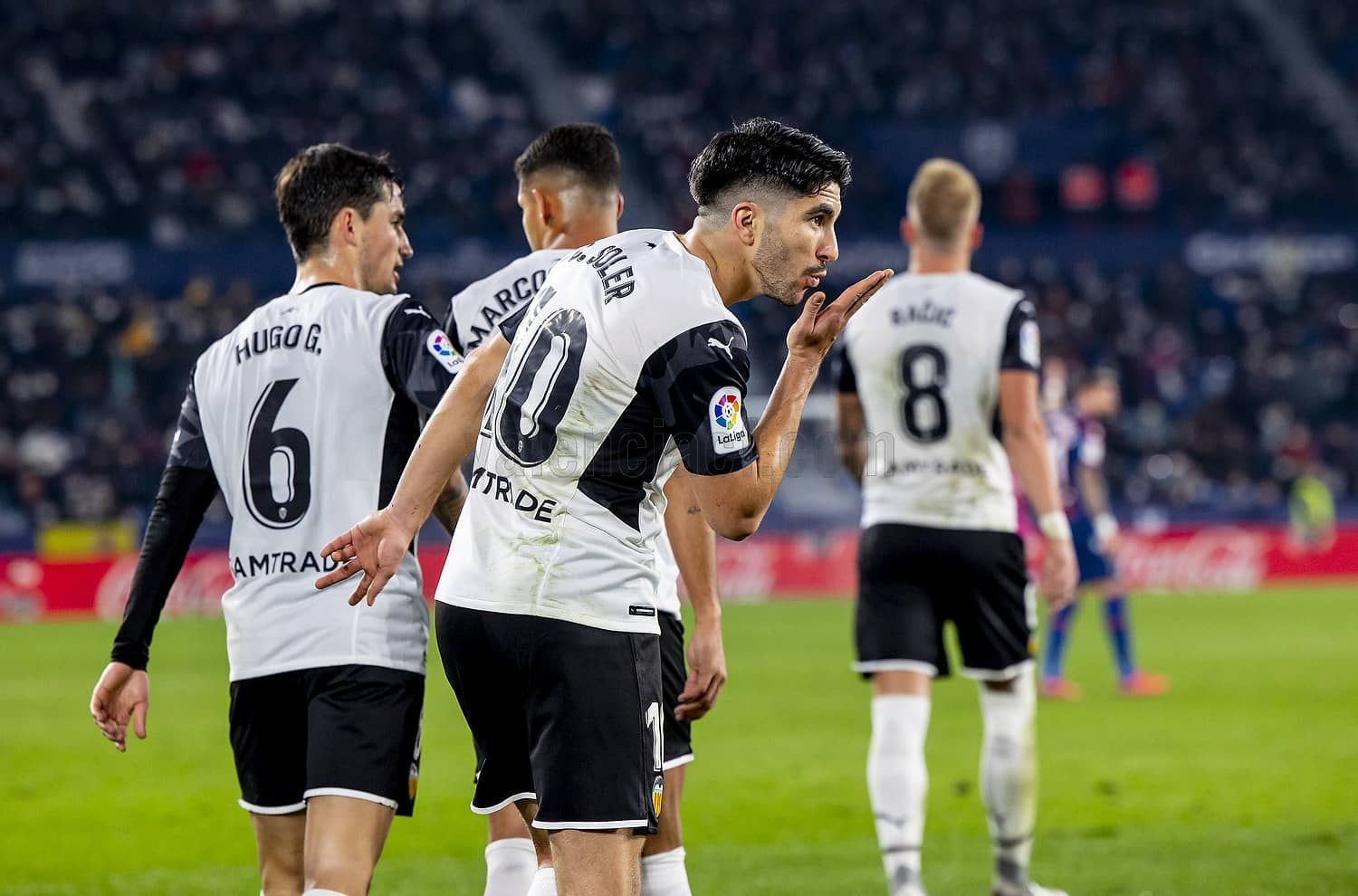  Carlos Soler ante el Levante