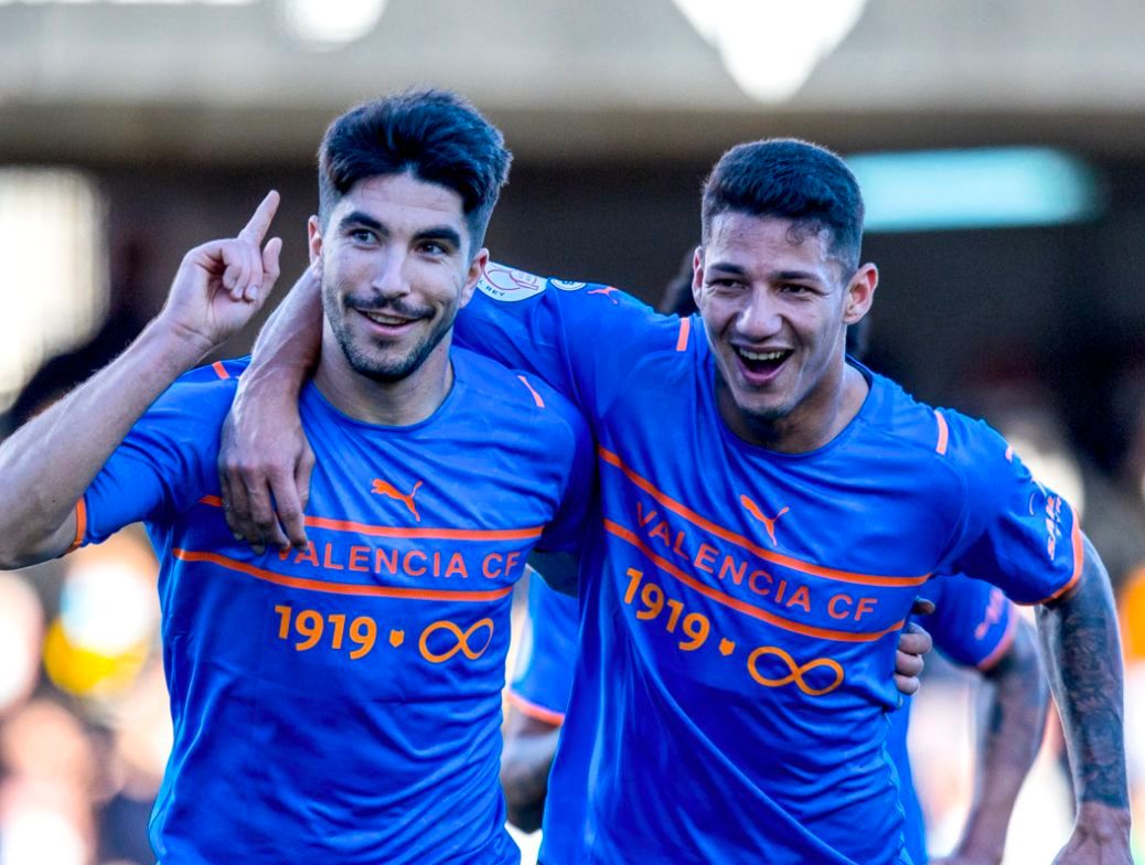 Carlos Soler celebra el 0-1 en Cartagena
