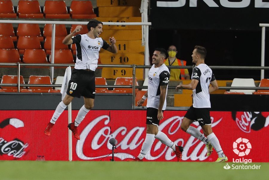 Carlos Soler celebra su golazo