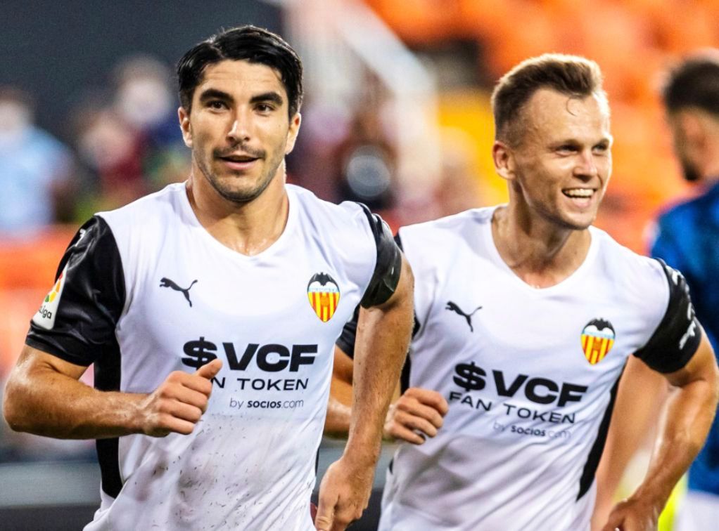Carlos Soler celebra su golazo con Cheryshev