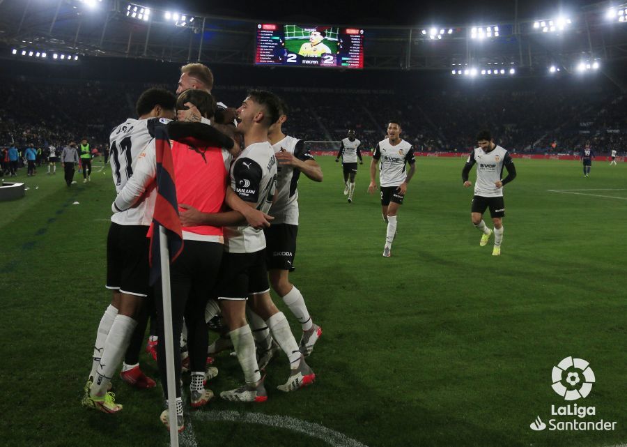  Carlos Soler marca ante el Levante