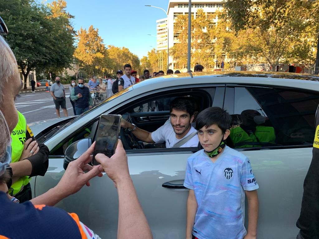  Carlos Soler sale de Mestalla