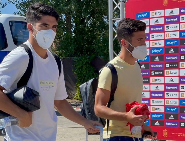 Carlos Soler y Gayà con La Roja