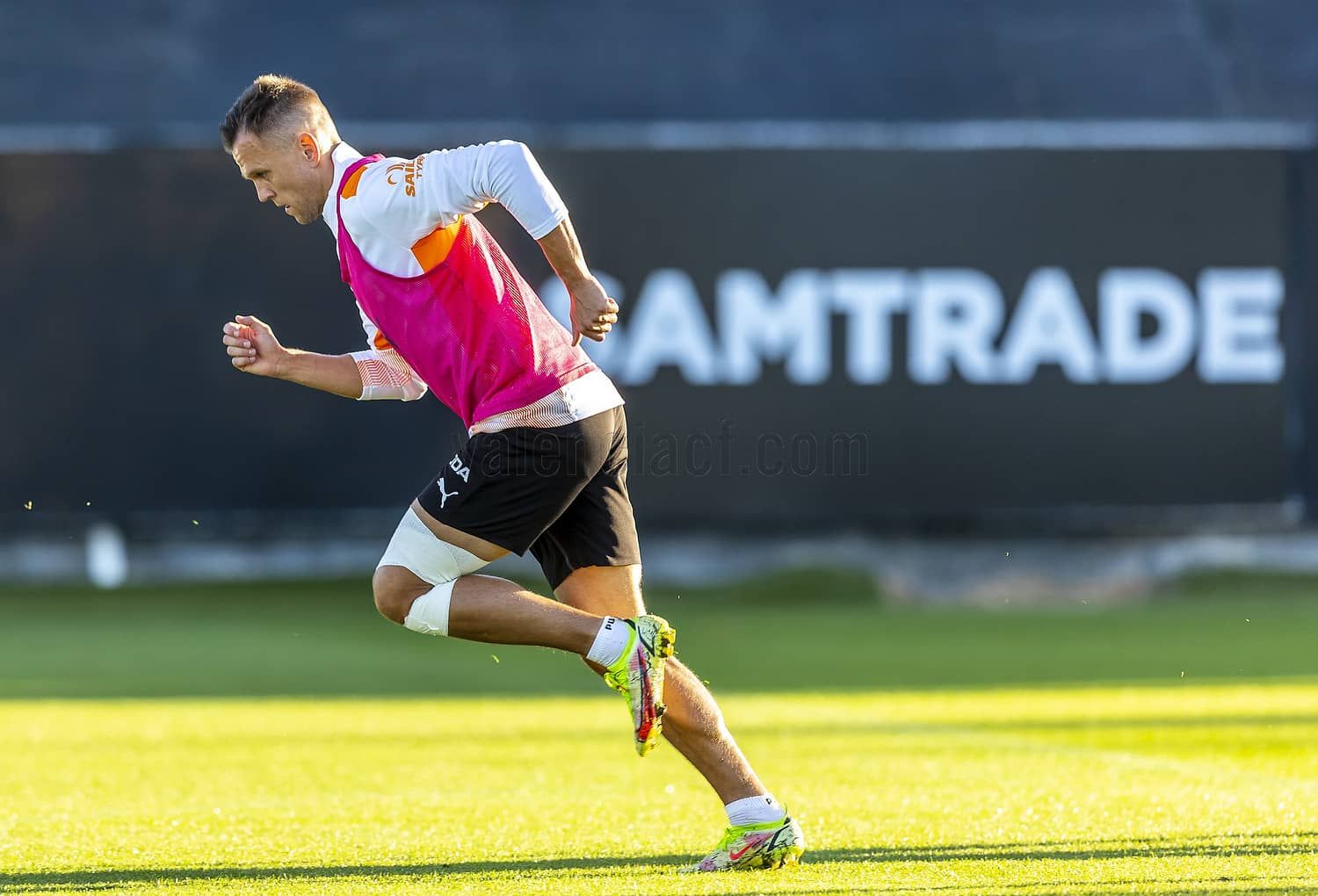  Cheryshev con un vendaje ya toca balón
