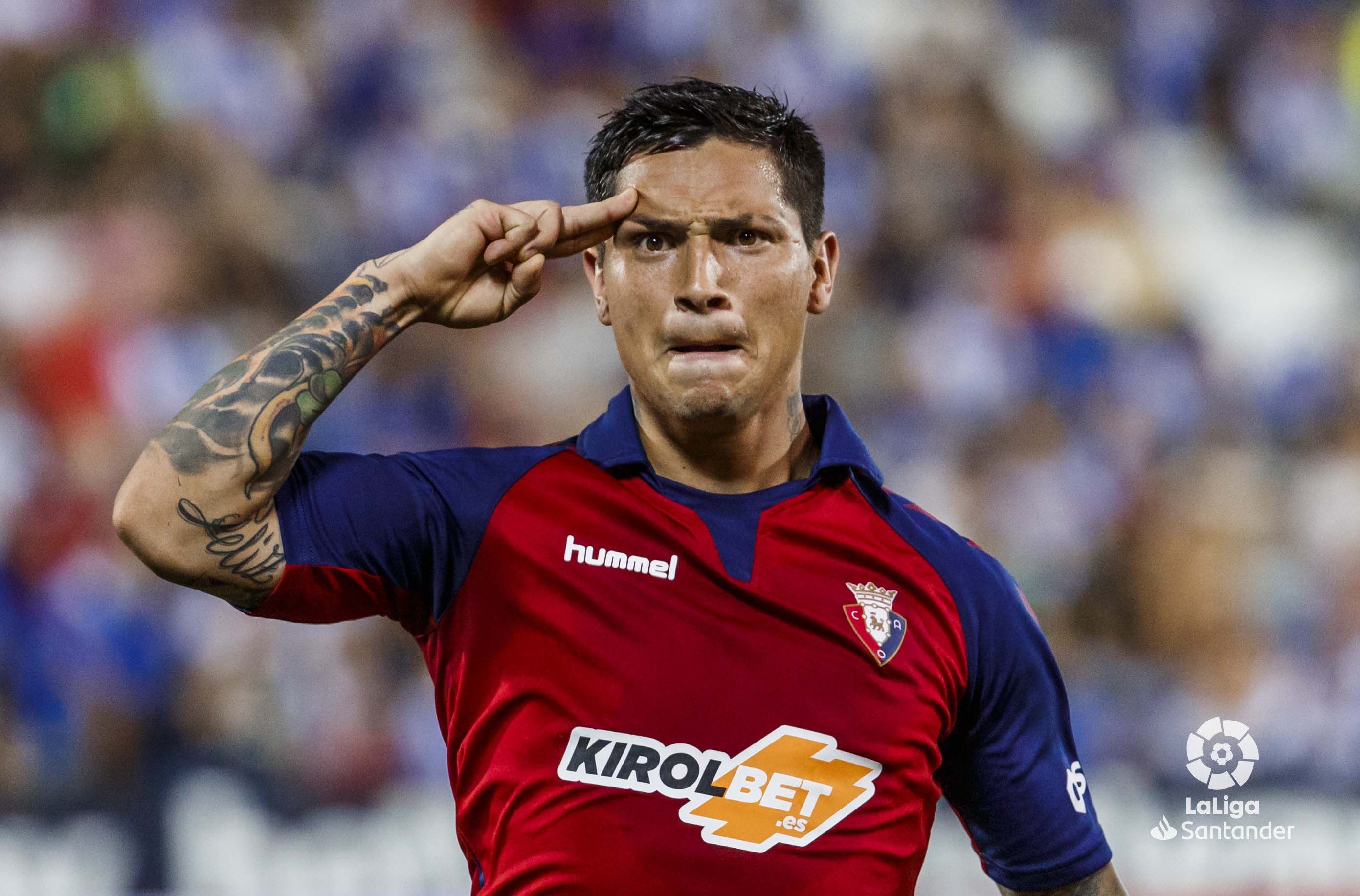 El Chimy Ávila celebra con rabia un gol de Osasuna.