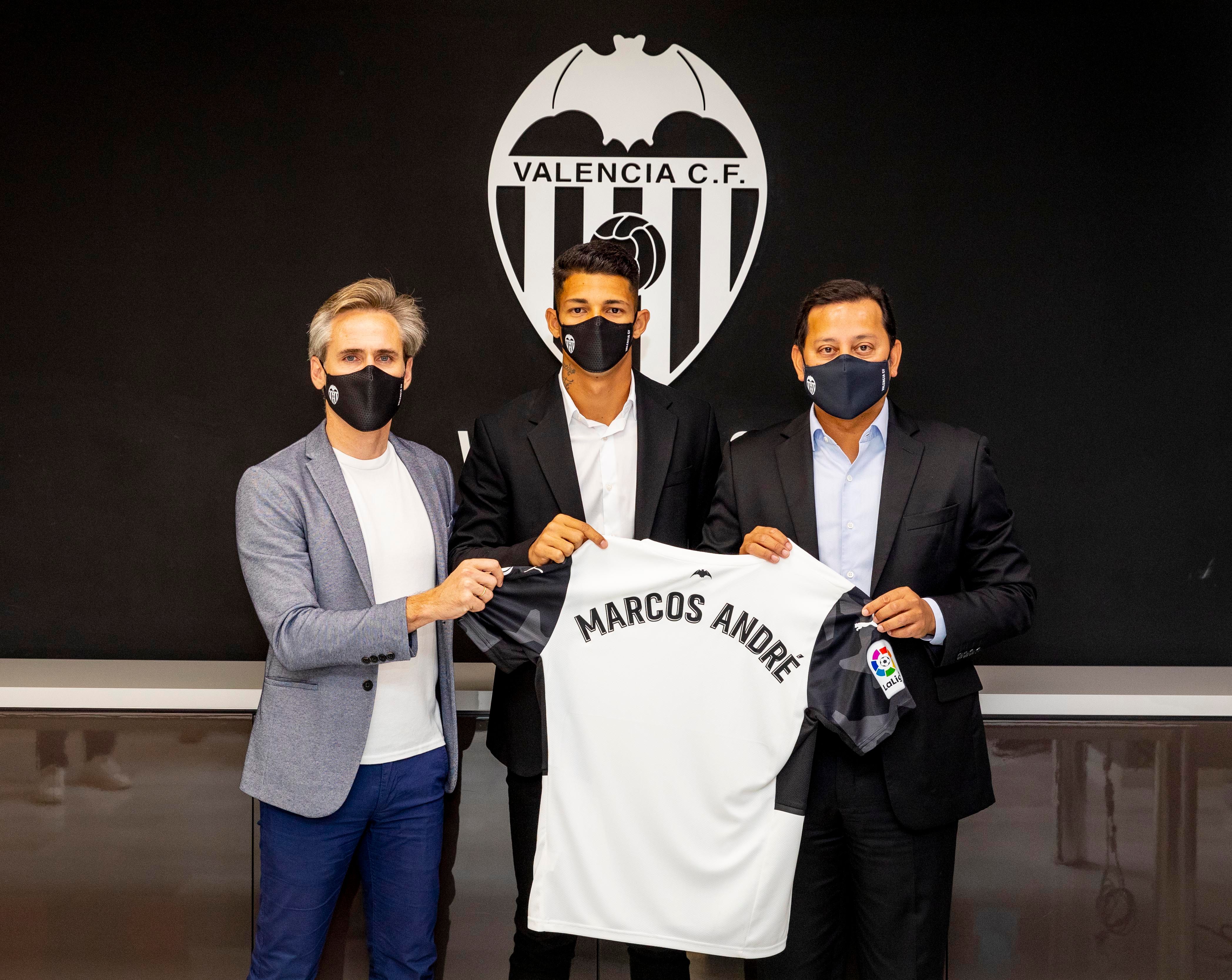  Corona, Marcos André y Anil Murthy