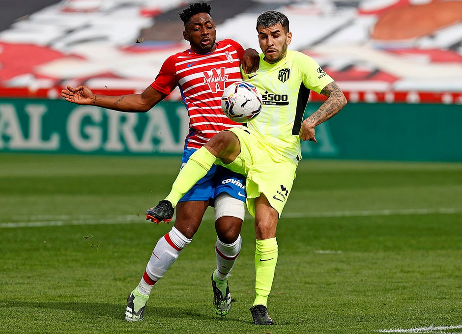  Correa, ante Yan Eteki en el Granada-Atlético.