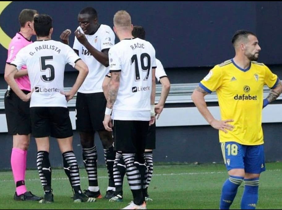  Diakhaby habla con el árbitro