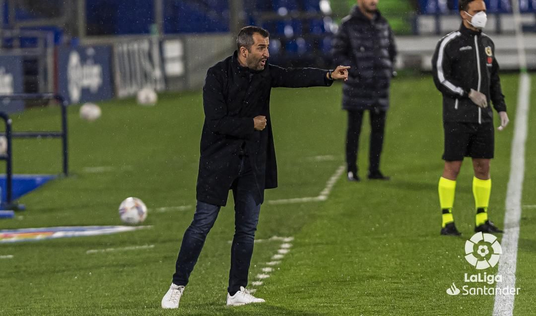  Diego Martínez da indicaciones en un partido del Granada.
