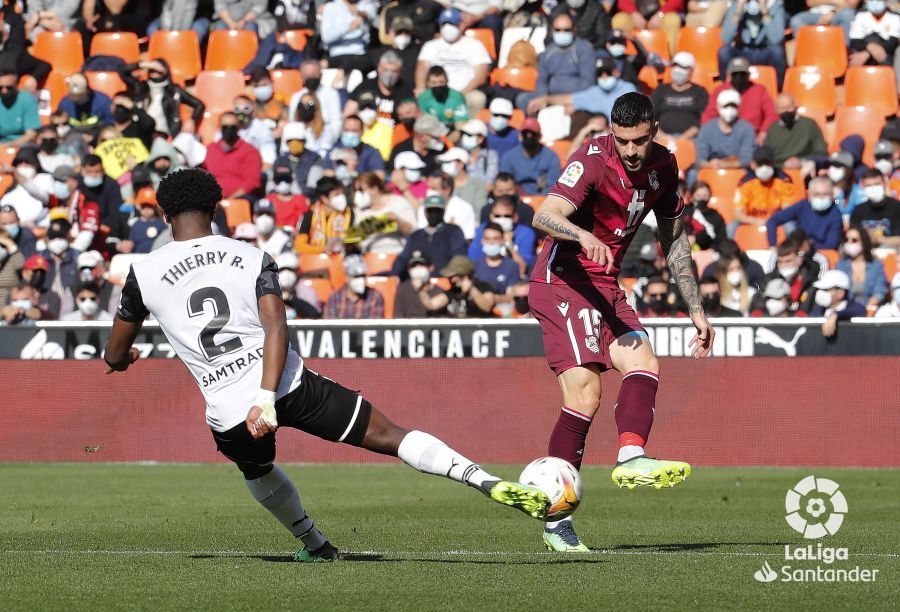 Diego Rico pelea por un balón ante Thierry.