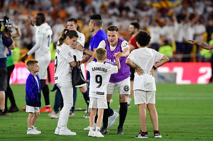 Kevin Gameiro celebra con su familia que el Valencia es campeón de la Copa del Rey.