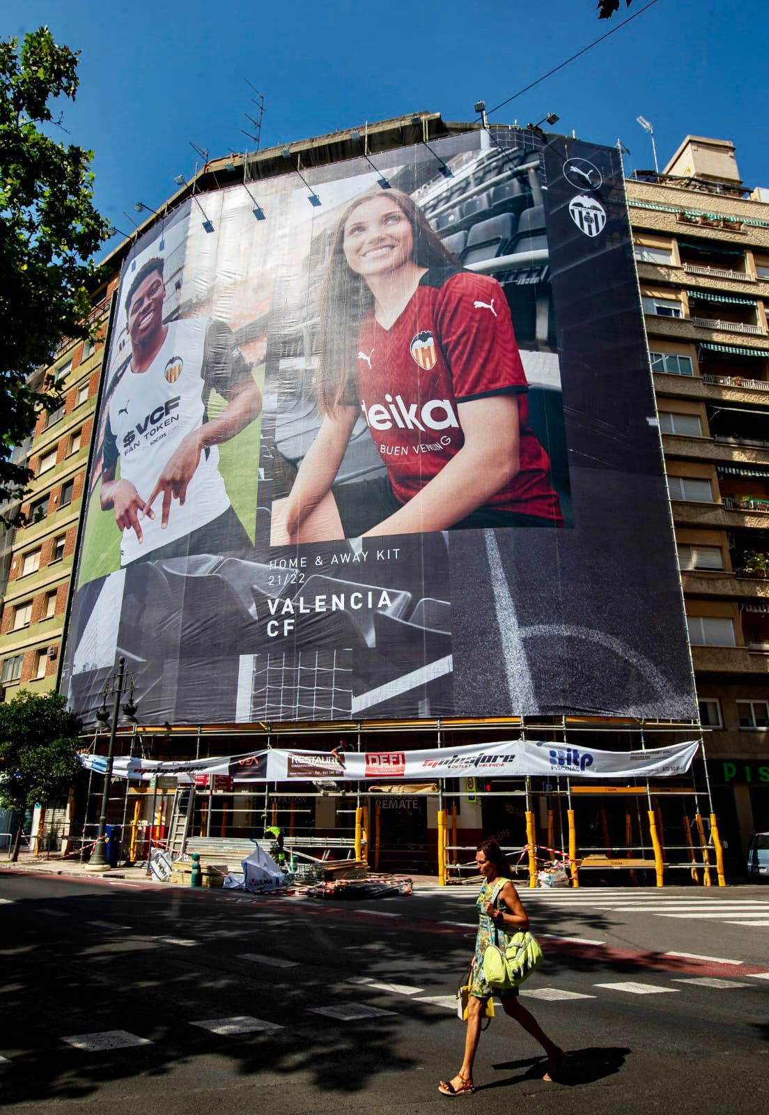  Lonas en Valencia con la camiseta del Valencia CF.