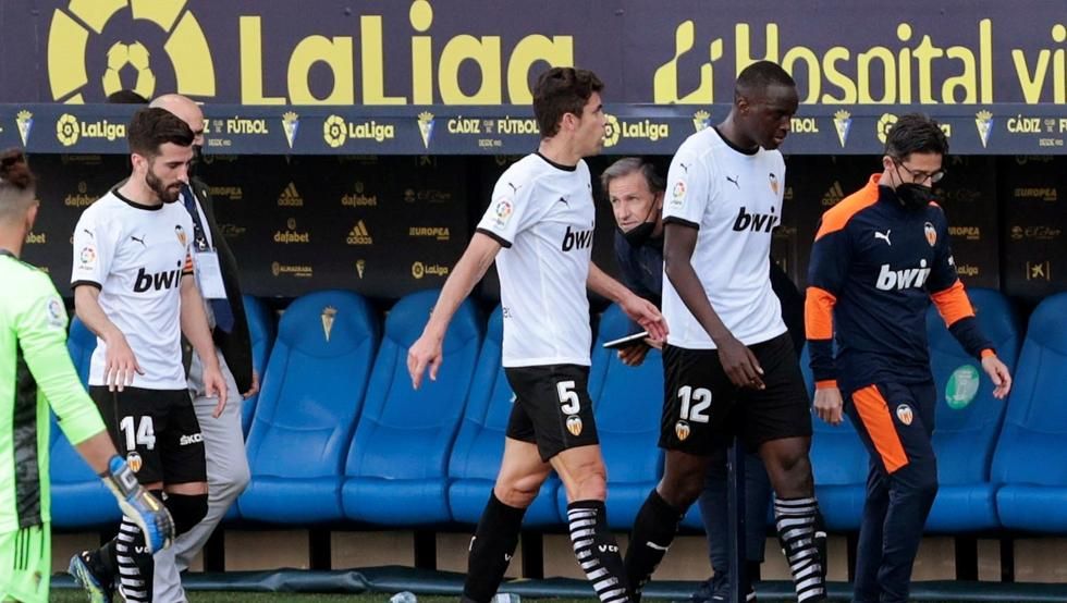 El defensa francés Mouctar Diakhaby se va del campo