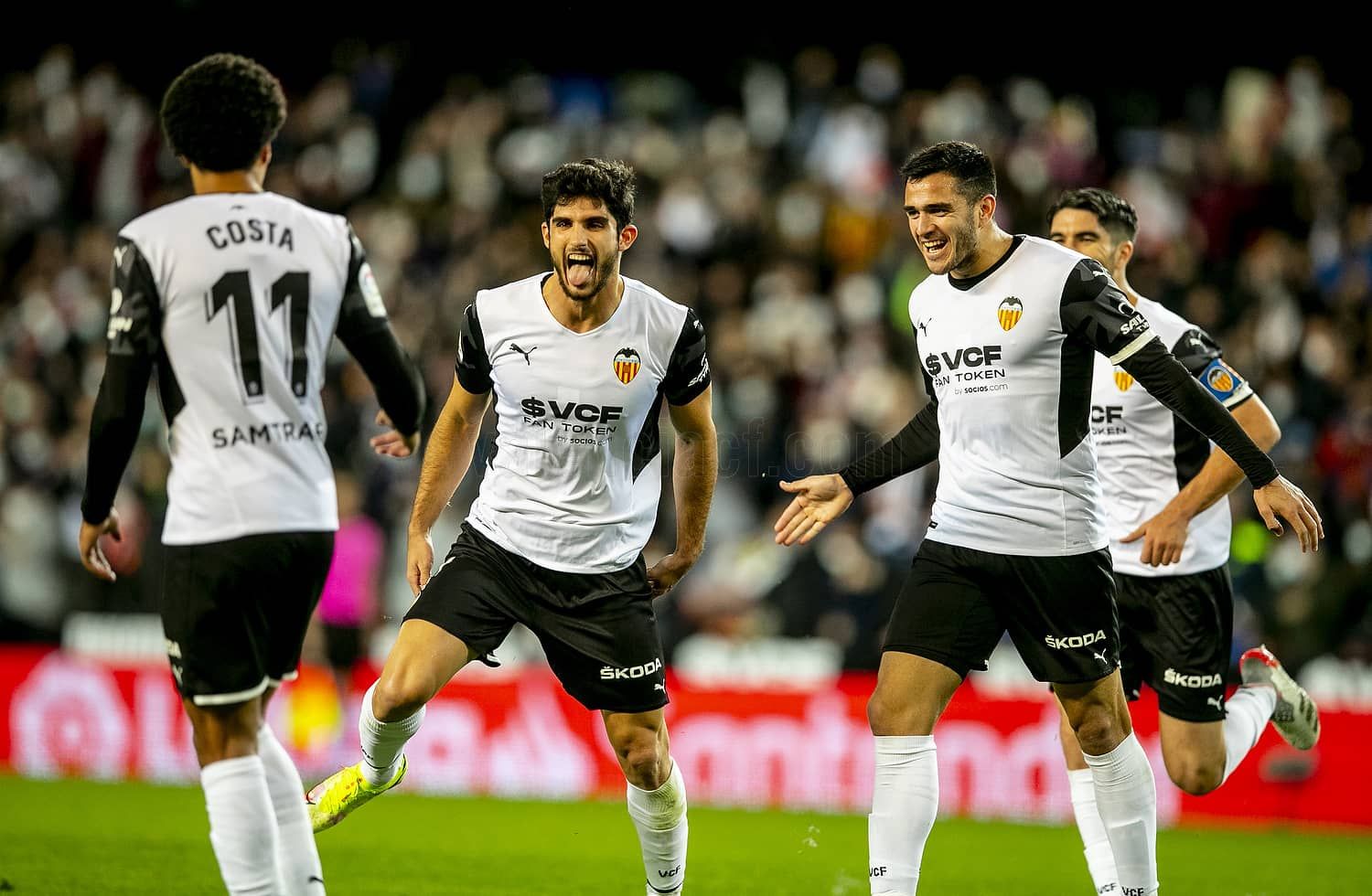El equipo celebra el tanto de Guedes en el Valencia - Elche