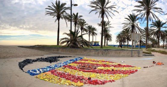 El escudo de 'It Must Be Love 86' como protesta a Peter Lim.