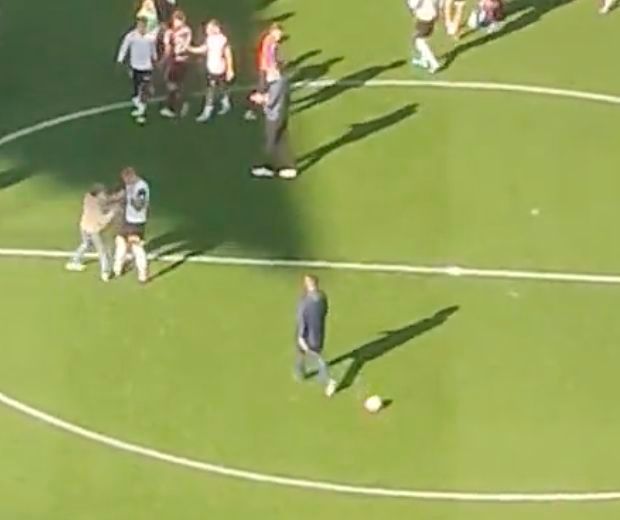  El espontáneo huye por Mestalla para al final abrazar a Racic