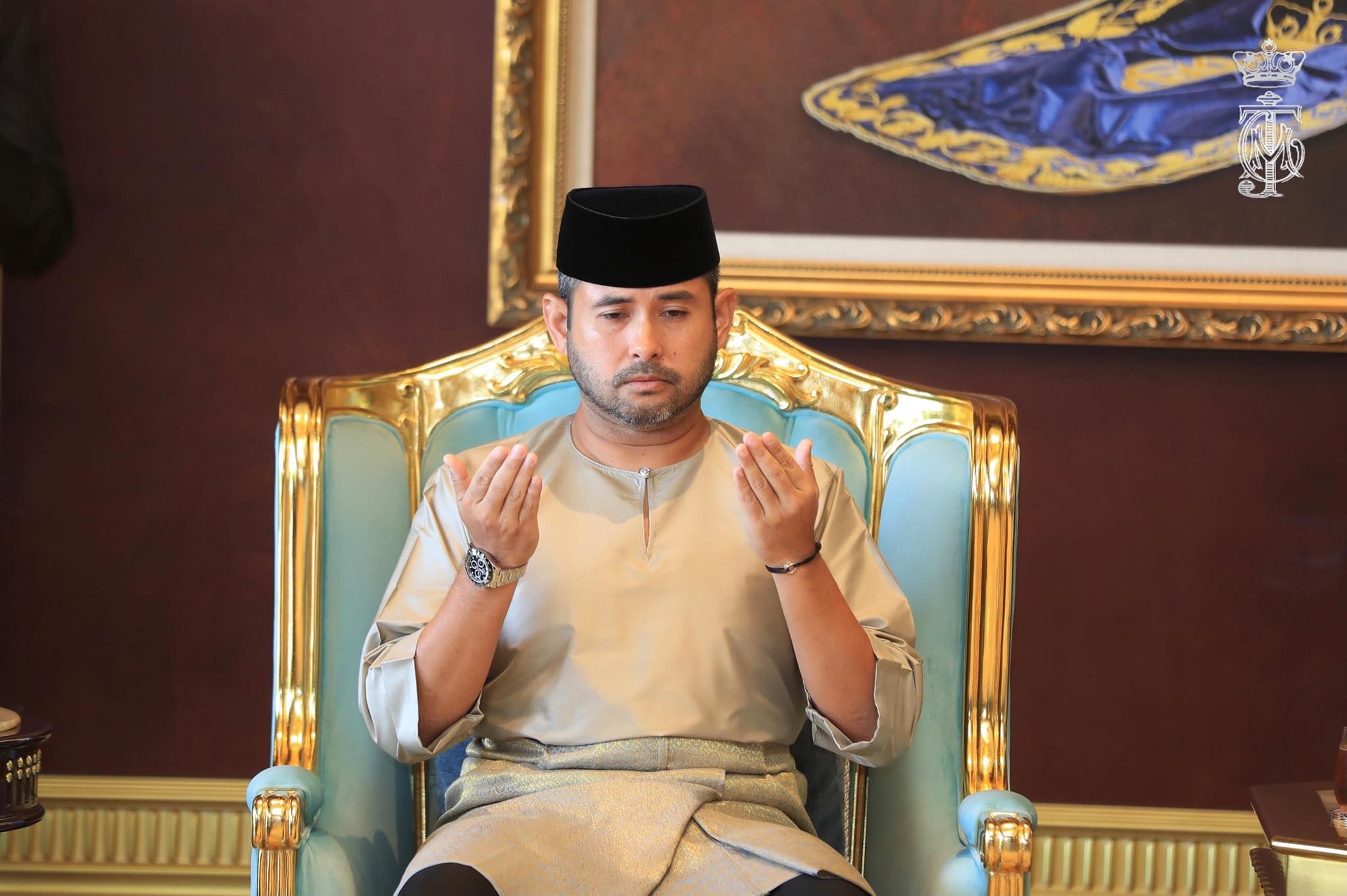  El Príncipe de Johor compareció en rueda de prensa