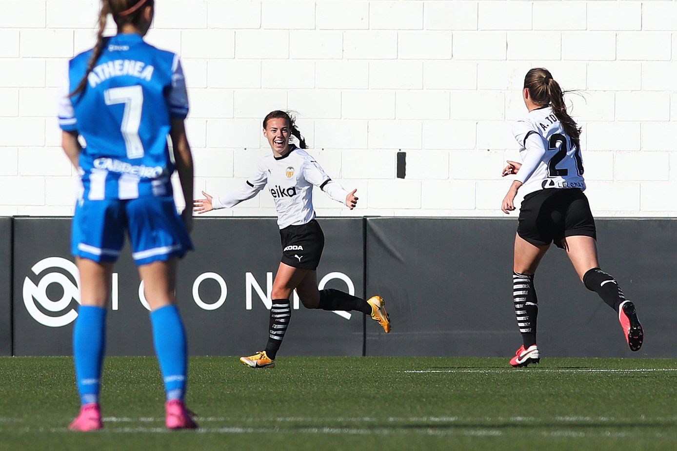 El Valencia CF Femenino golea al Deportivo