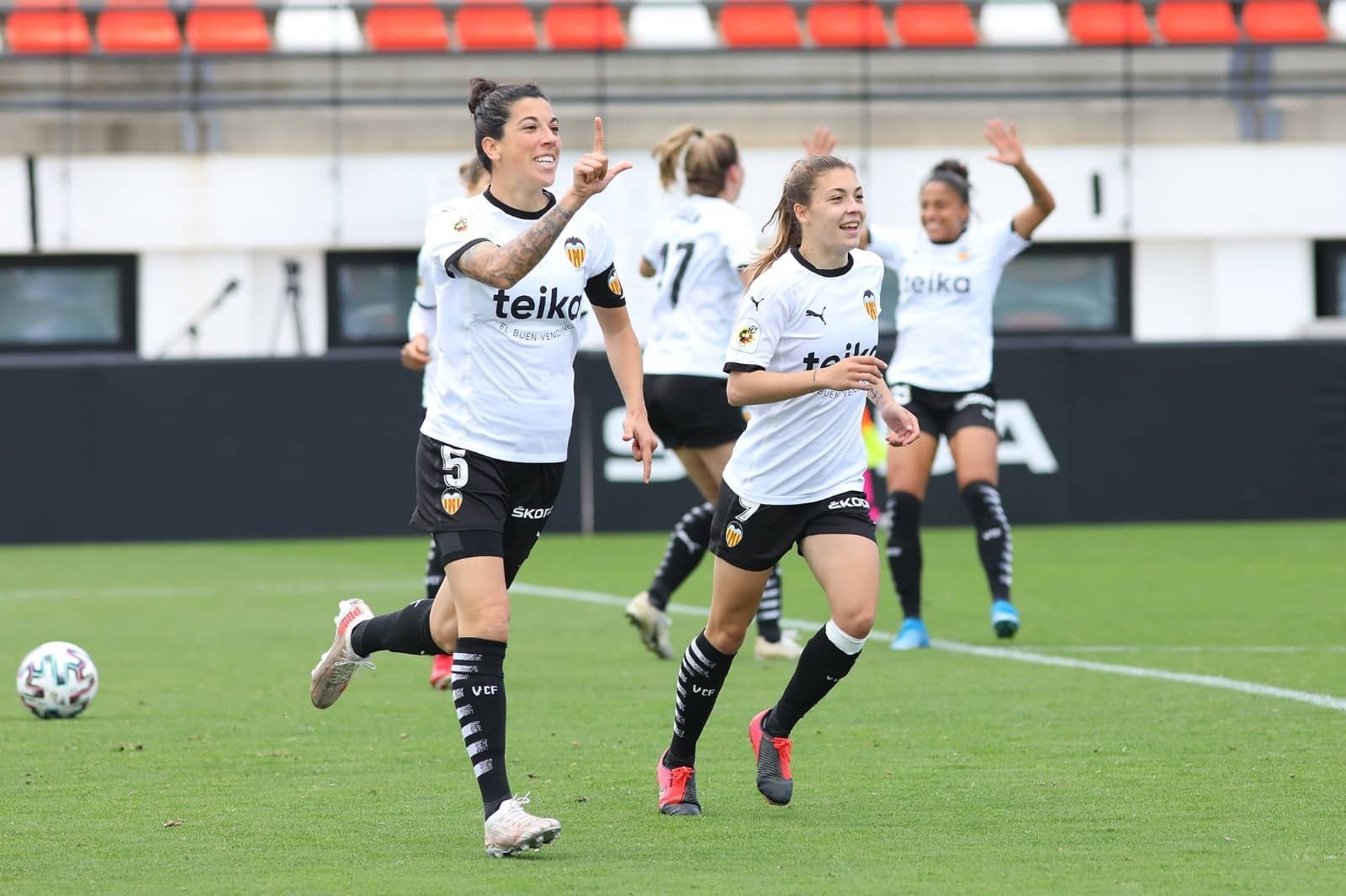 El Valencia CF se blinda en el Puchades (2-1)