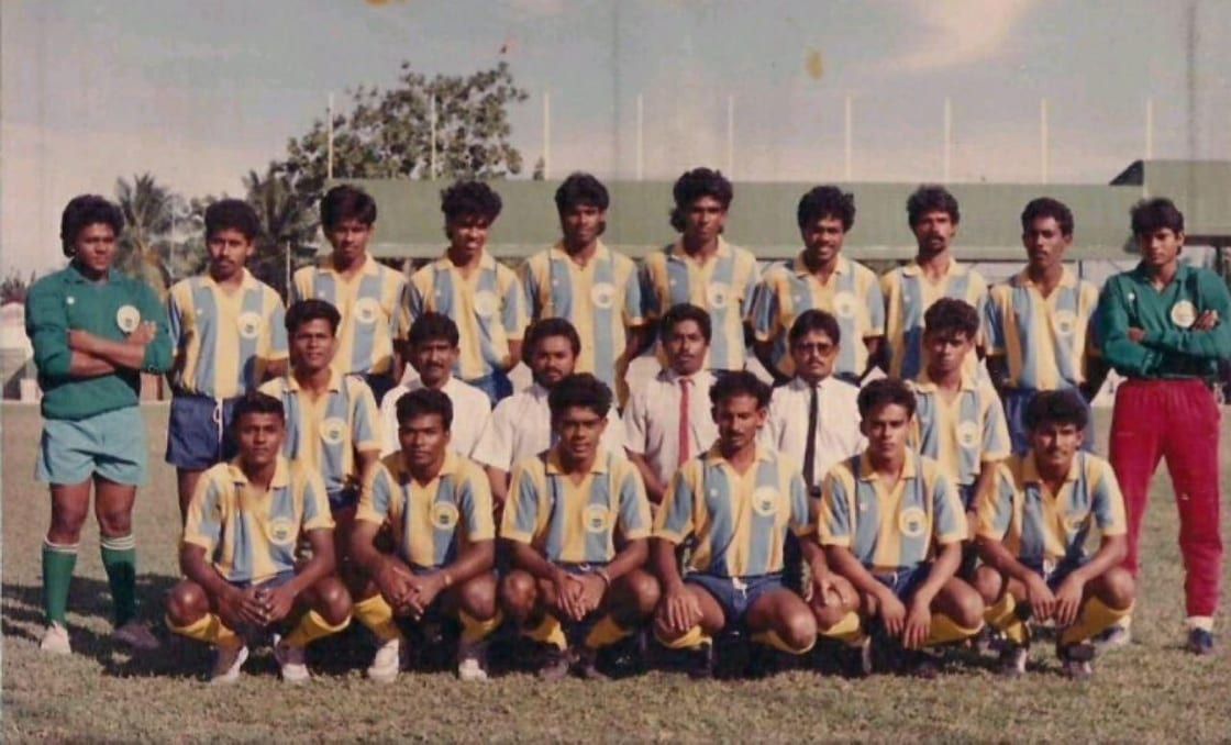 En la foto, con corbata roja, el joven Ahmed Nazim,