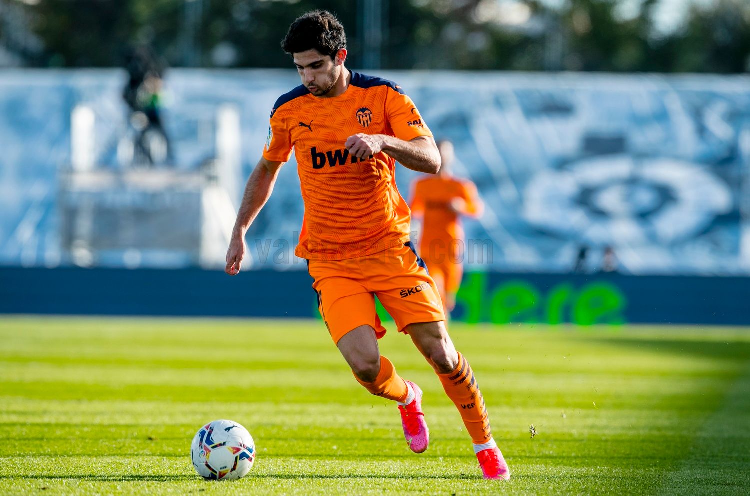  Gonçalo Guedes conduce la pelota ante el Real Madrid.