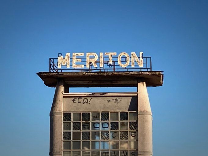  Fábrica en ruinas con Meriton