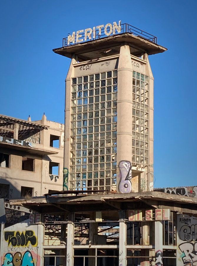 Fábrica en ruinas con Meriton