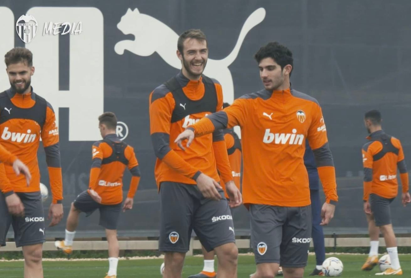  Guedes bromea con Ferro durante el entrenamiento, podría ser uno de los sacrificados en el once titular
