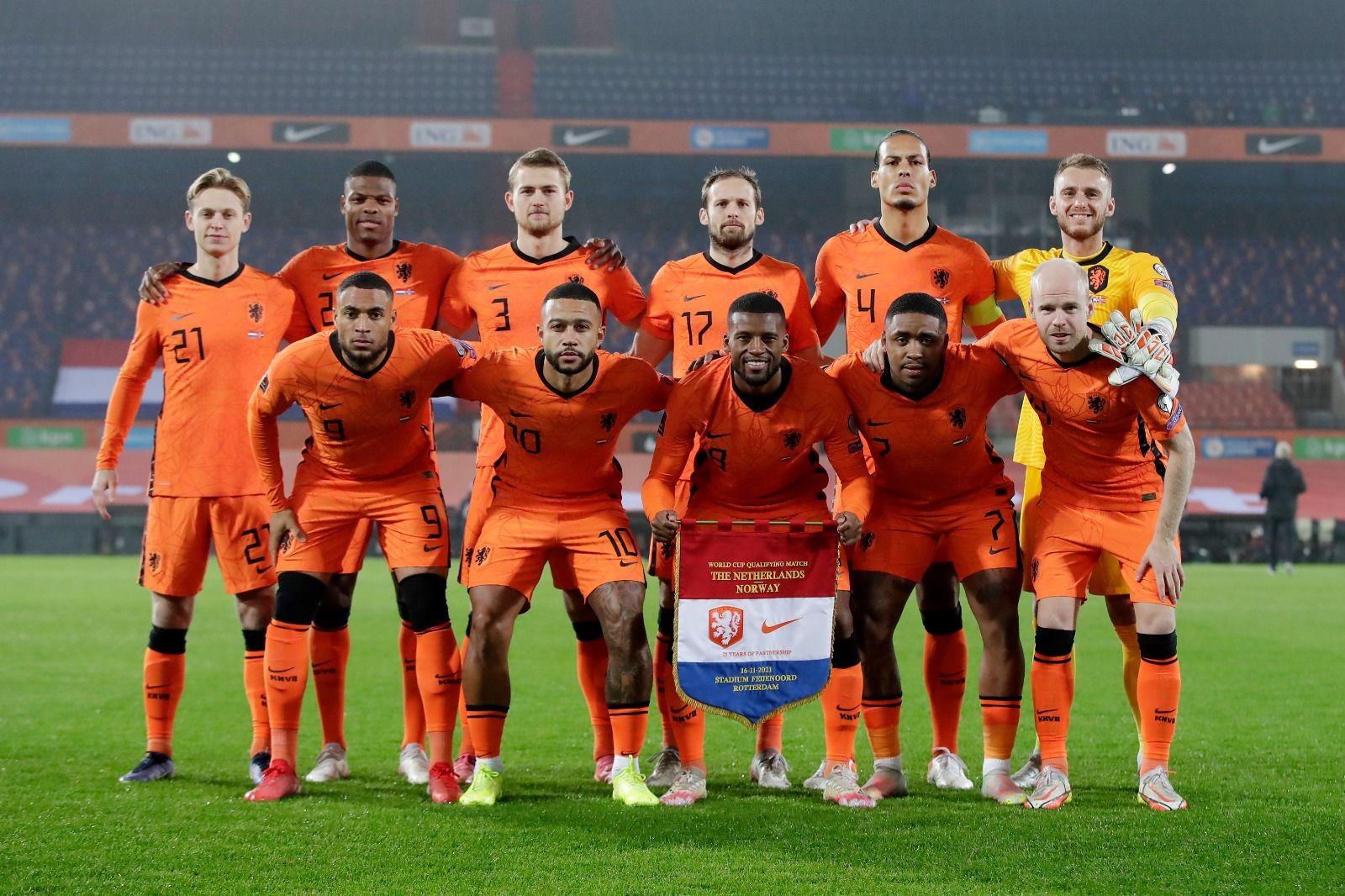  CIllessen, titular un año después, el más feliz de la foto