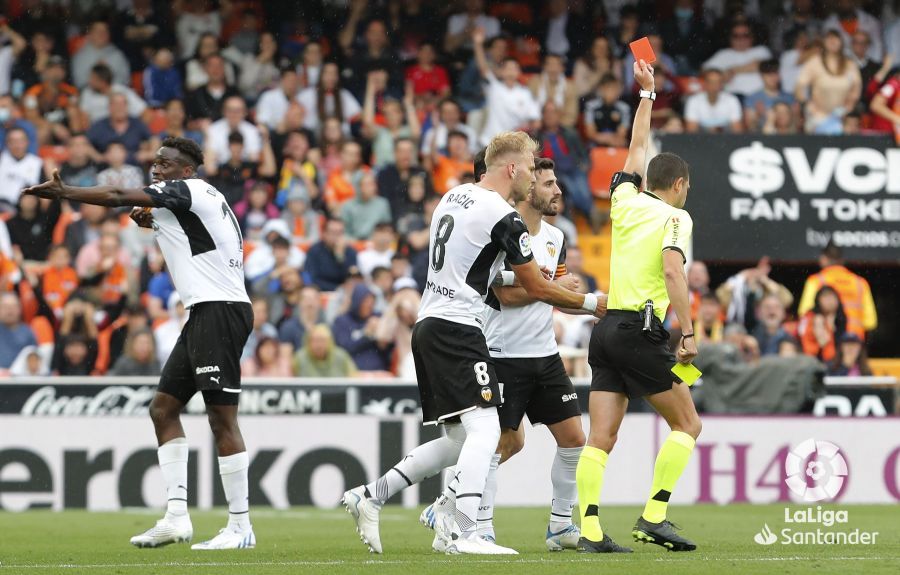 Figueroa Vázquez saca roja a Gayà, capitán del Valencia CF