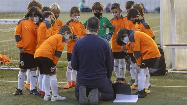  Fútbol base, niños en la Academia del Valencia CF que volverán según la federación (Foto: Valencia CF