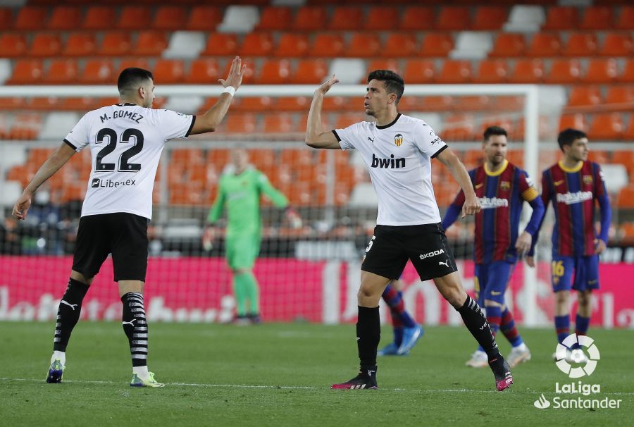  Gabriel celebra su gol en el Valencia-Barcelona.