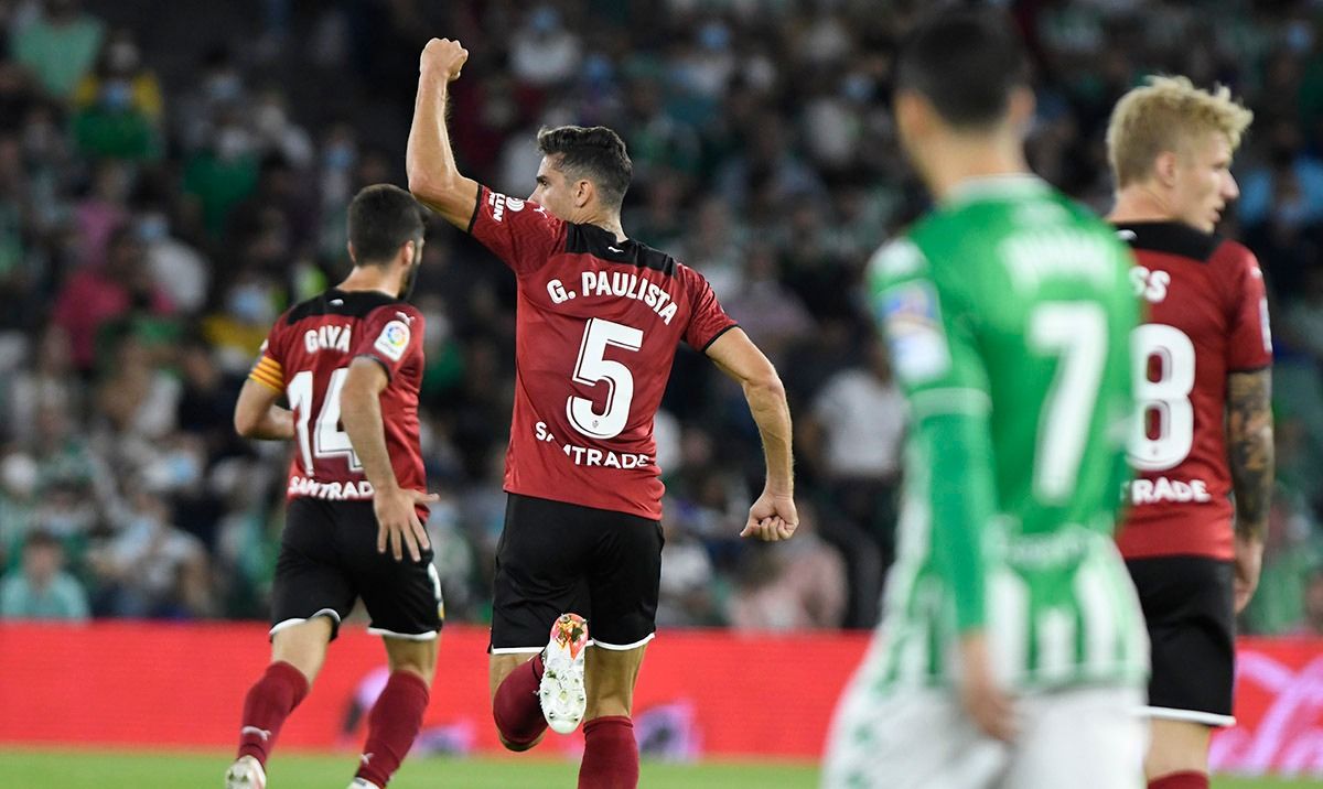  Gabriel Paulista celebra su gol en el Real Betis-Valencia.