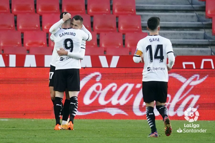  Gameiro celebra con Cheryshev su gol al Granada.