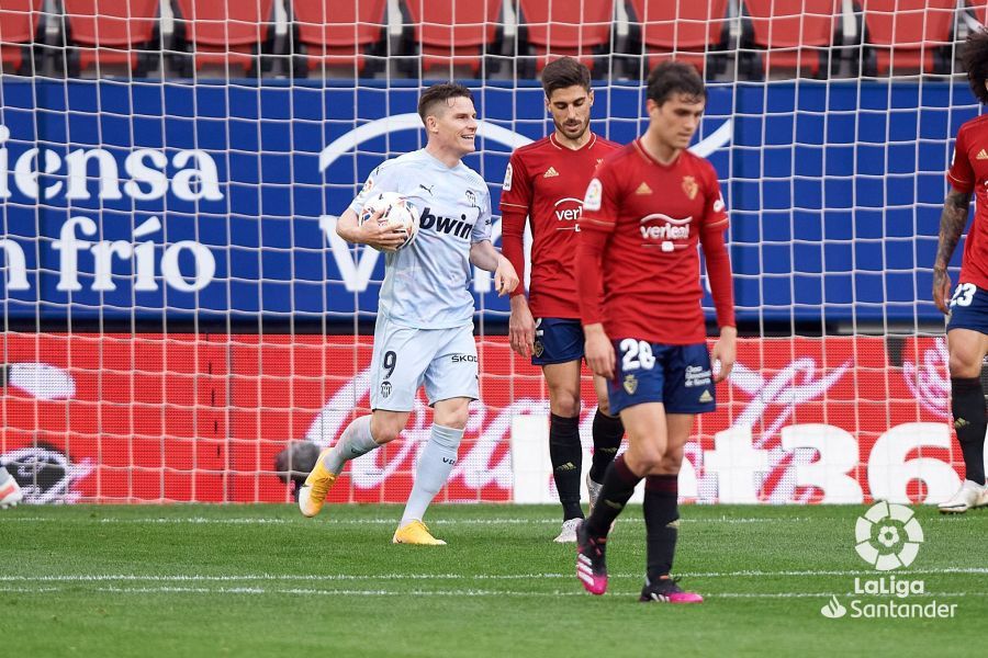 Gameiro recoge el esférico tras marcar ante Sergio Herrera.