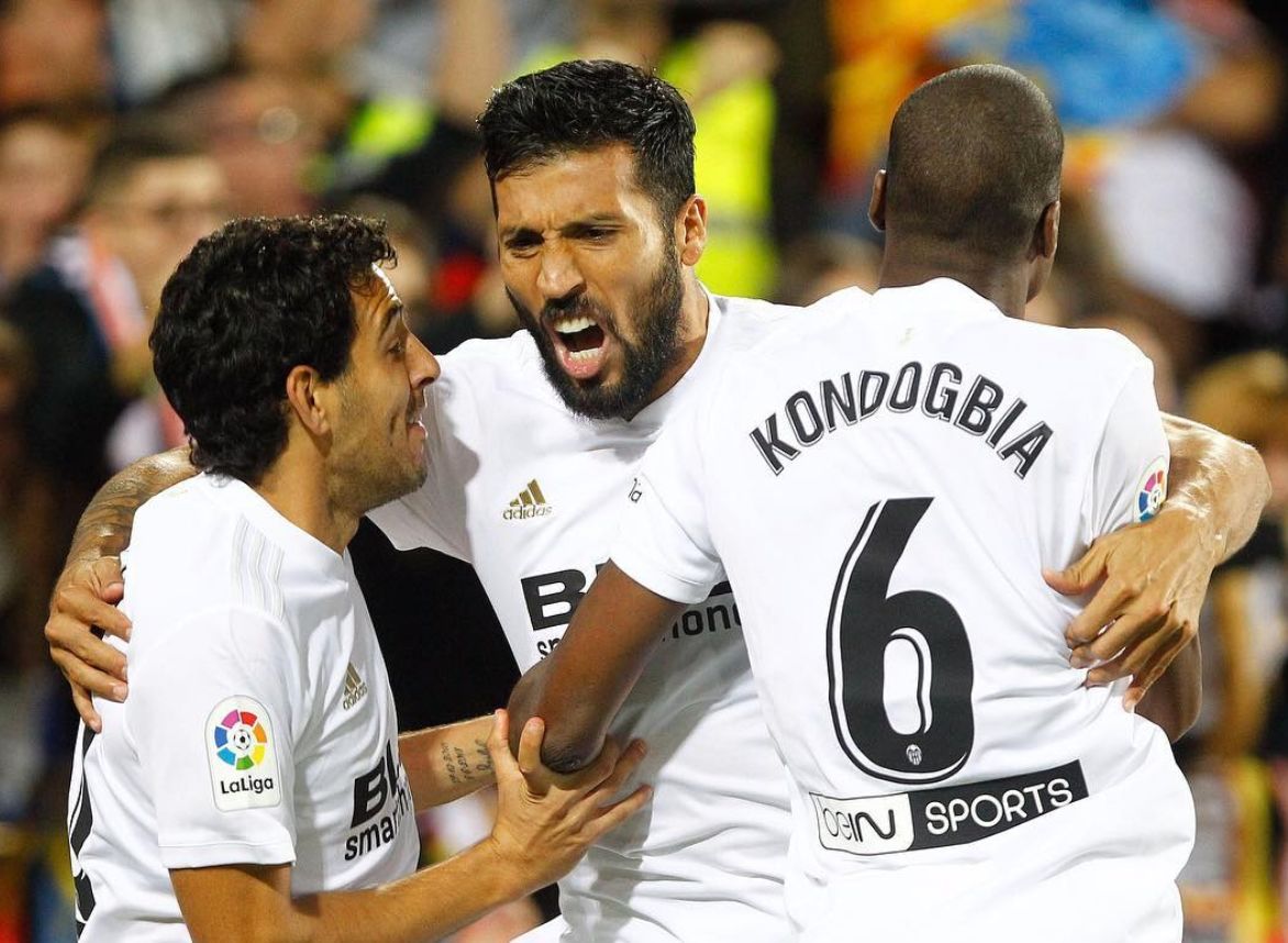  Garay celebra un gol con el Valencia.