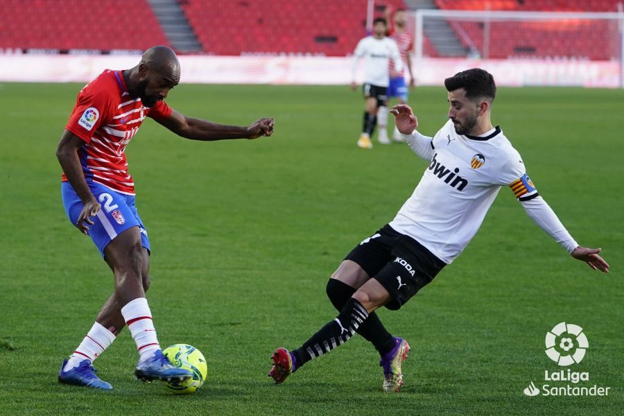  Gayà, en una acción defensiva durante el Granada-Valencia.
