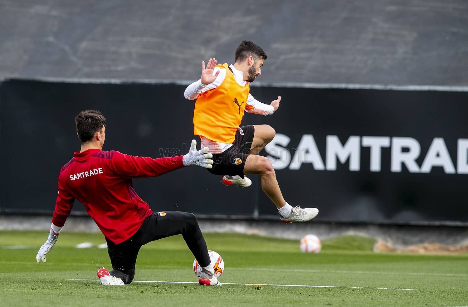  Gayà, en un entrenamiento del Valencia CF