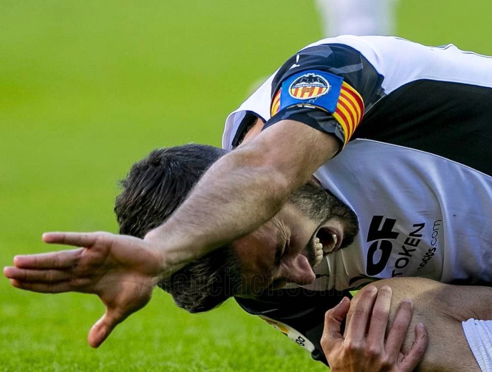 Gayà se duele por una entrada