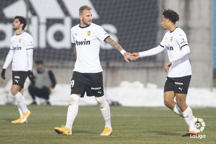 Koba celebra su gol ante el Alcorcón junto a Racic.