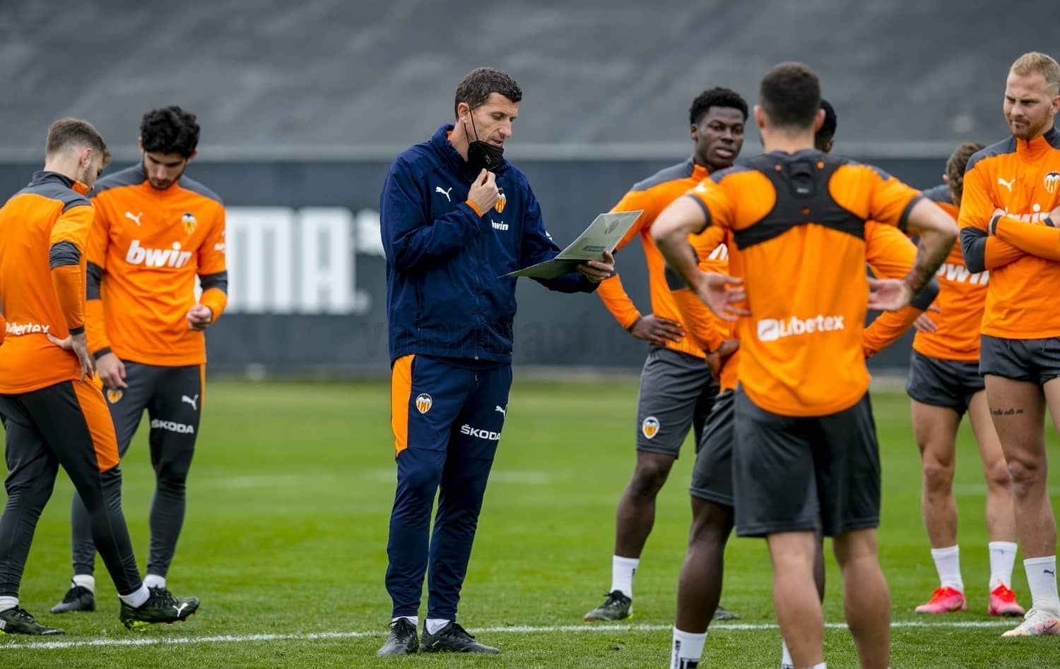  Gracia habla con el grupo