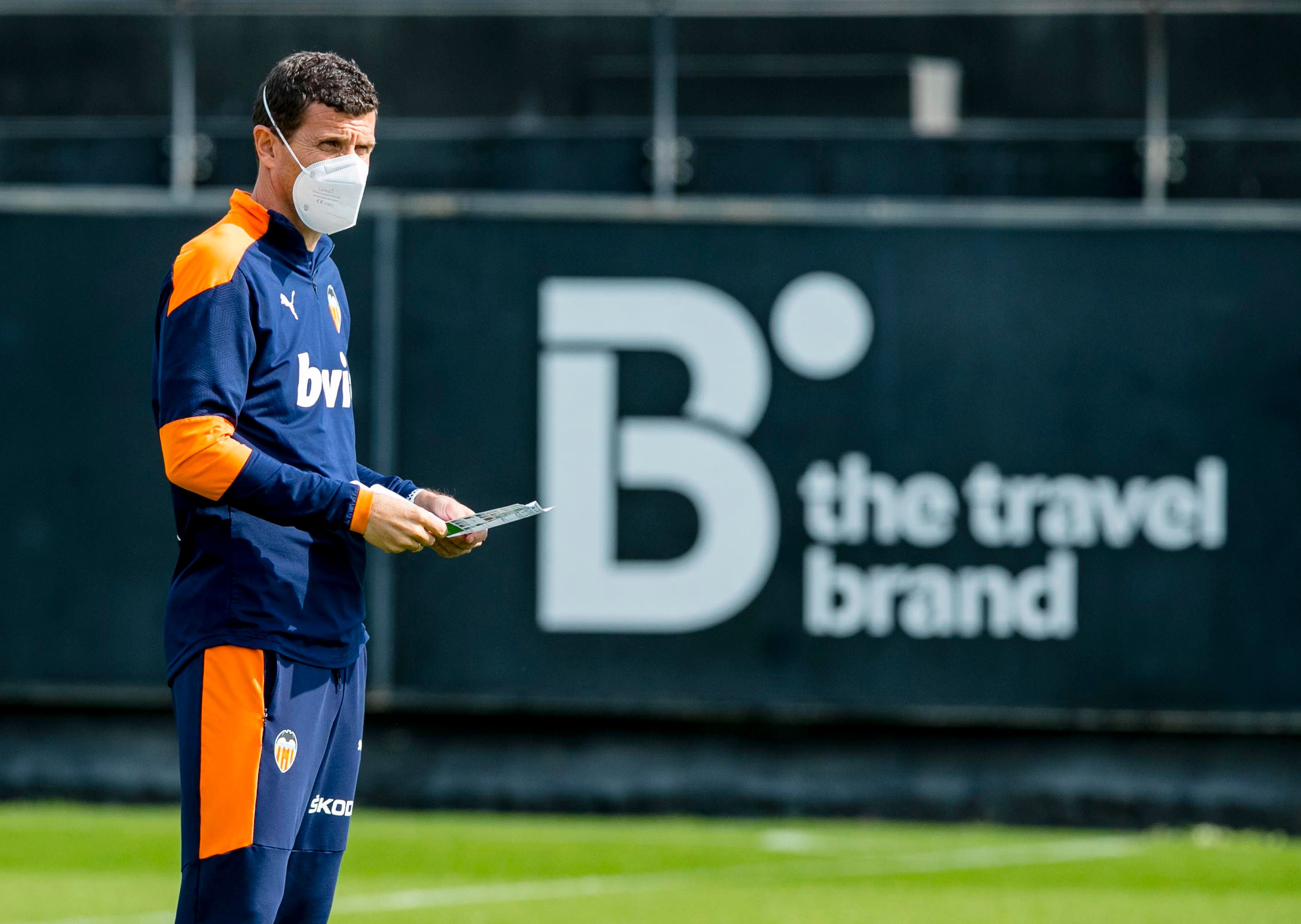 Gracia toma nota en un entrenamiento