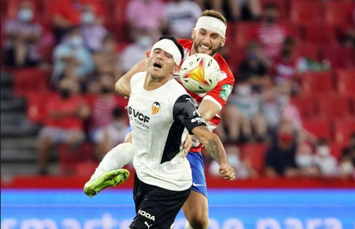  Maxi Gómez en el Granada-Valencia CF