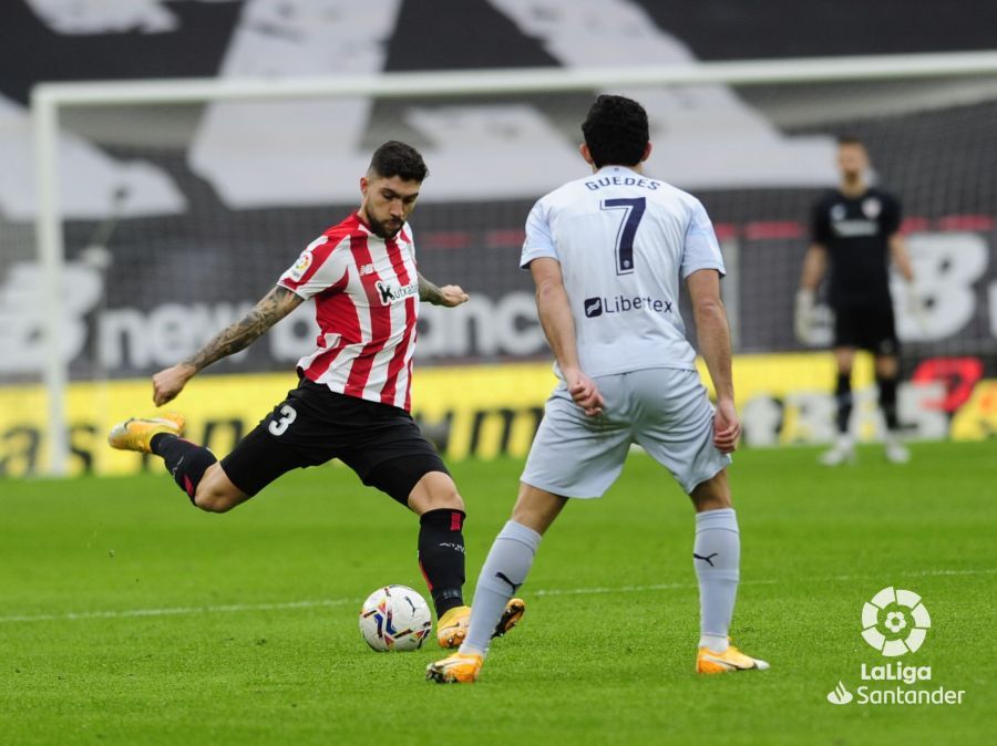  Guedes ante Unai Núñez, durante el Athletic-Valencia.