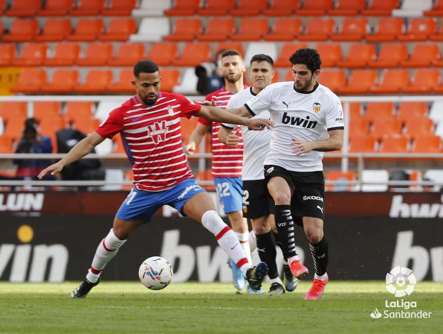  Guedes pugna por un balón ante un rival en el Valencia CF - Granada.