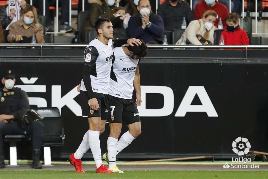 Guedes y Maxi Gómez celebran el gol en el Valencia - Elche
